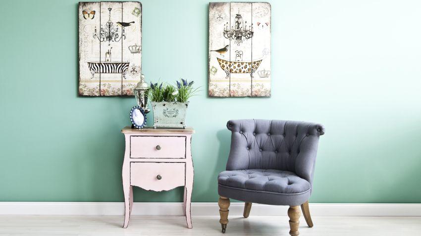 Mini commode de couleur rose dans un salon