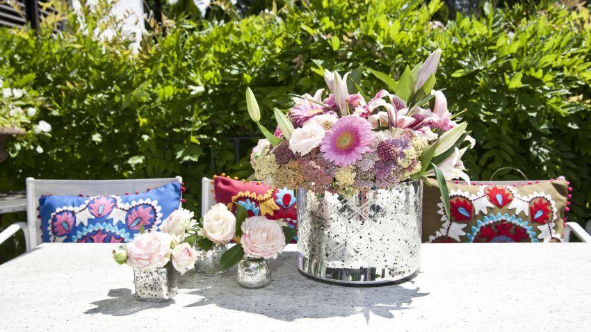 Table de jardin en aluminium et fleurs