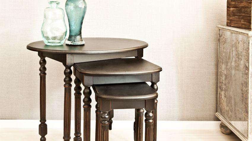 Trois tables en bois de merisier