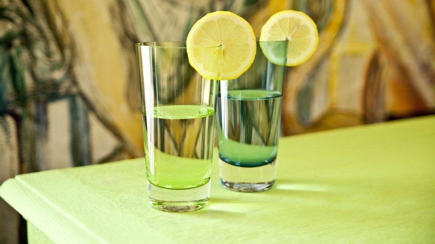 Table jaune verres d'eau et citrons