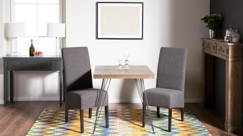 Table taupe et chaises de couleur taupe