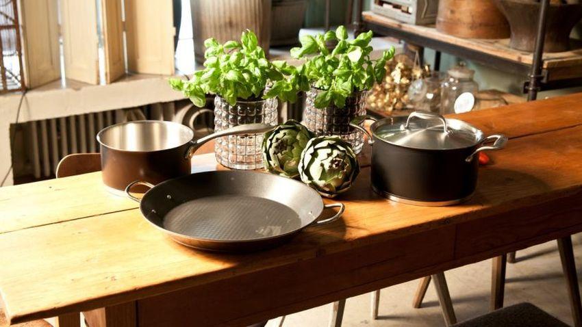Table en noyer dans une cuisine rustique