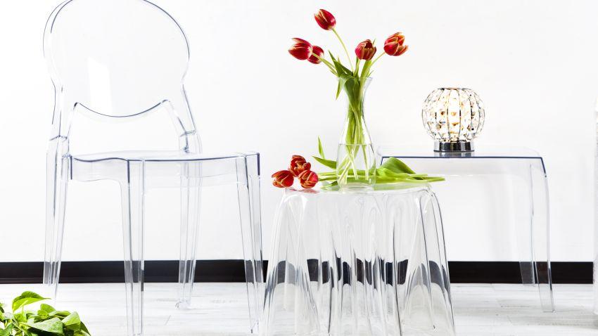 Chaises et table en plastique transparent