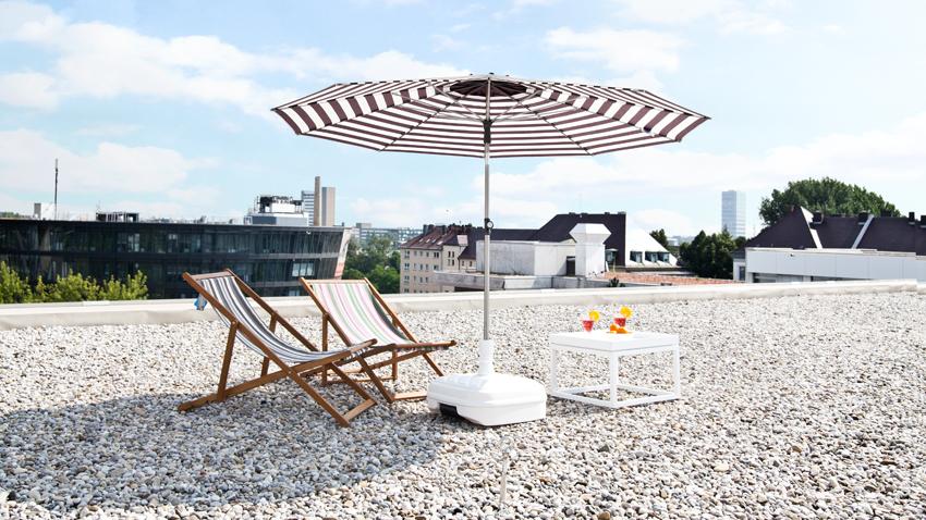 Parasol en bois blanc et marron