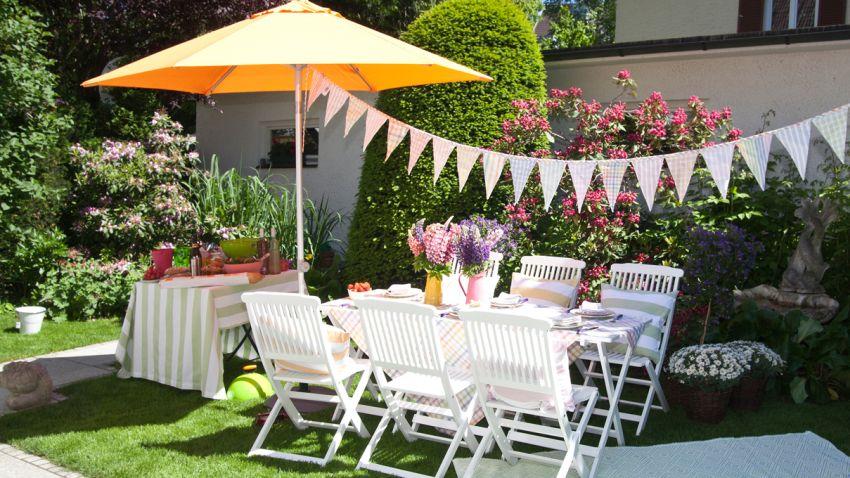 Parasol orange avec pied en bois blanc