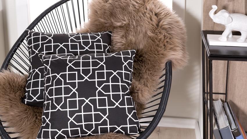 Coussin noir et blanc à motifs