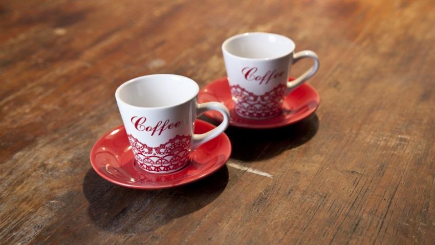 Tasse rouge et blanche pour café