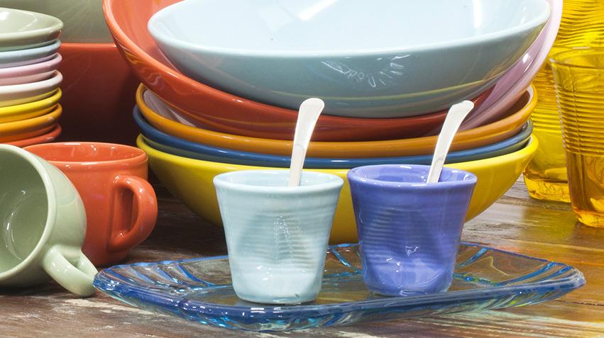 Tasse design froissée de couleur