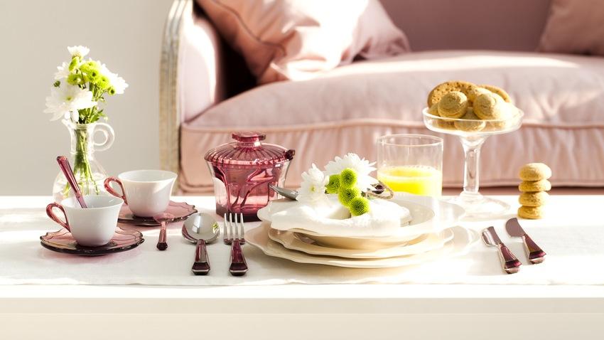 Tasse rose en porcelaine avec anse