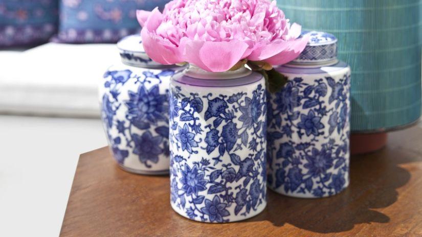 Petit vase en porcelaine à fleurs bleues