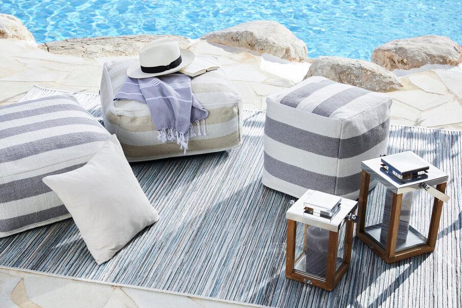 tapis d'exterieur gris au bord d'une piscine