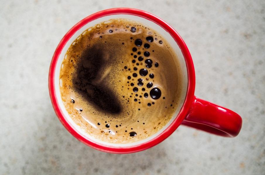 mug rouge de café