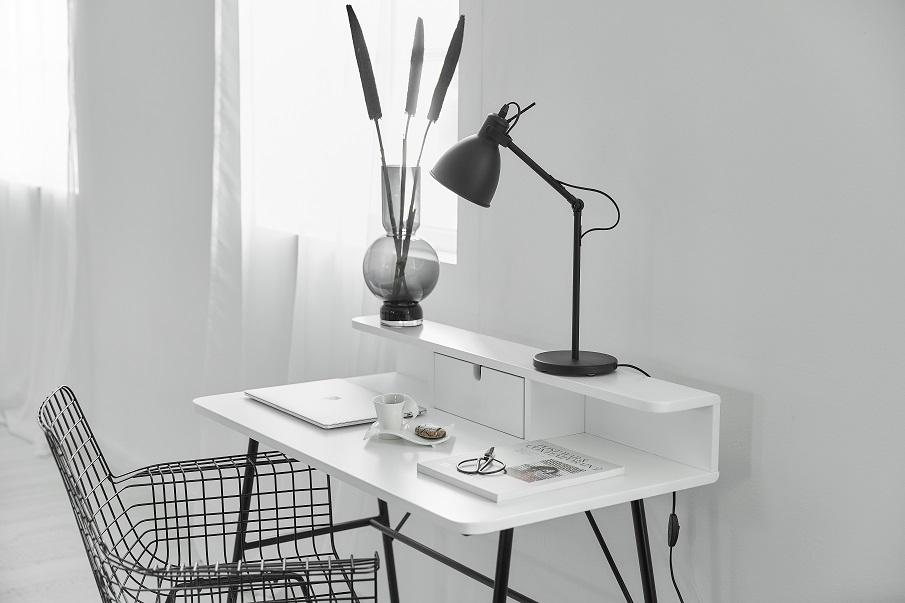 bureau blanc de petite taille avec des pieds noirs