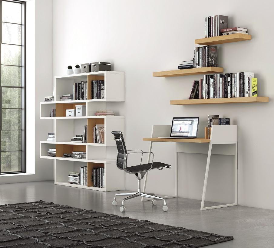 petit bureau bois et blanc style scandinave avec des étagères