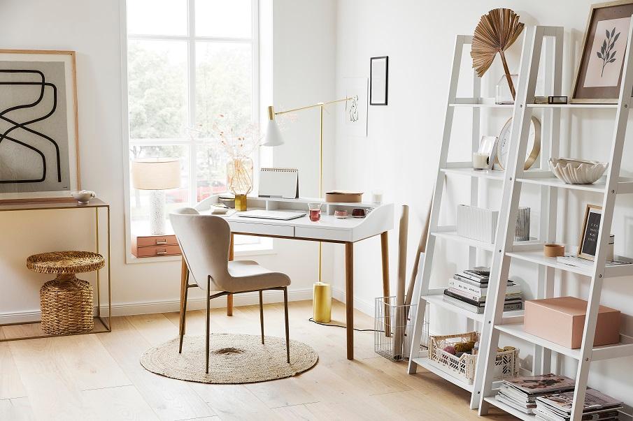 bureau scandinave avec une chaise beige et une étagère échelle