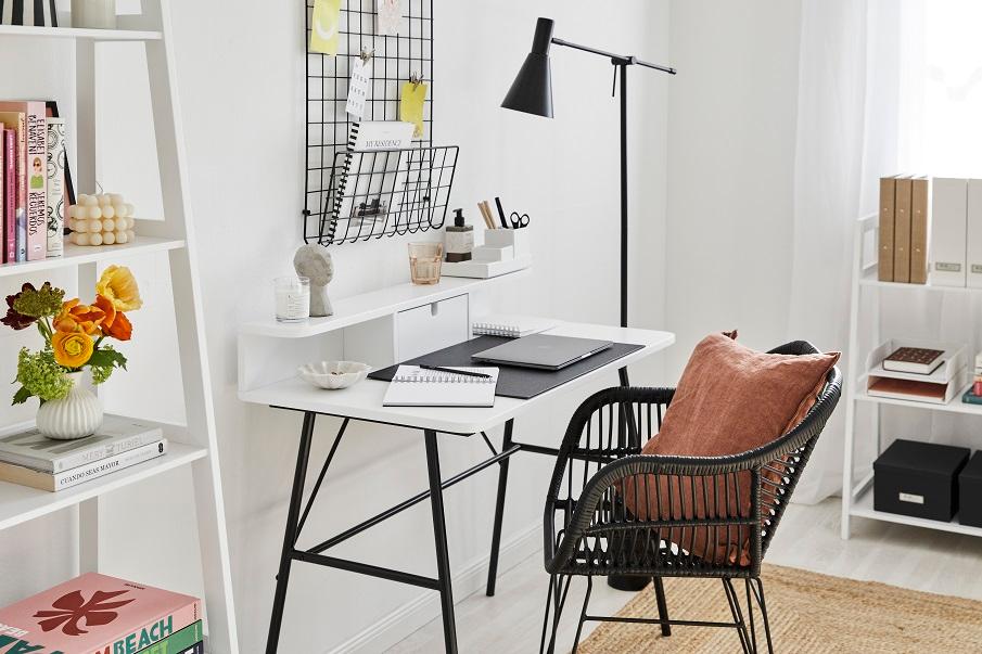 petit bureau blanc et noir avec chaise noire en rotin