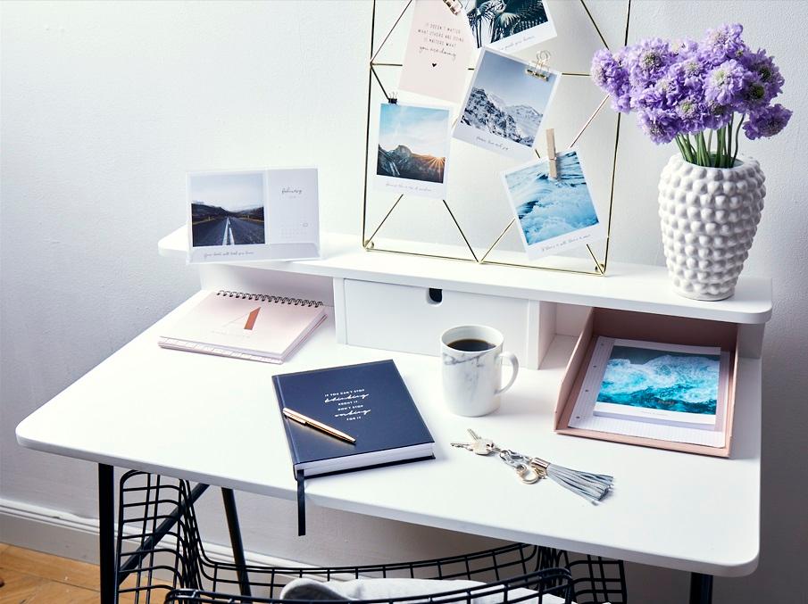 dessus de bureau blanc avec des fournitures de bureau