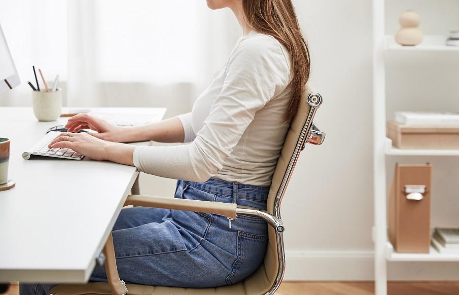 chaise de bureau en cuir beige design avec accoudoirs