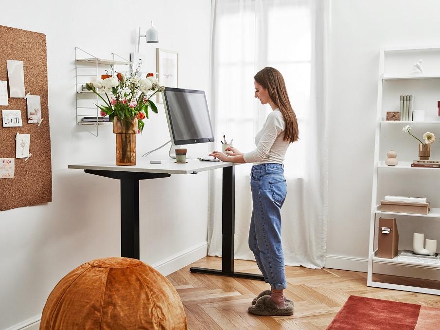 swiss ball orange en velours dans un bureau