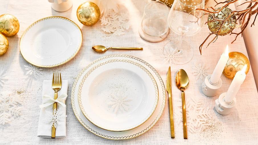 nappe dorée sur table de noel