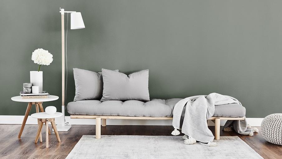 plaid blanc gris sur un canapé gris style scandi