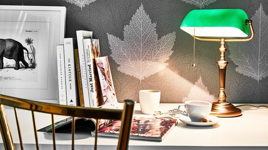 lampe vintage de notaire verte et dorée sur un bureau