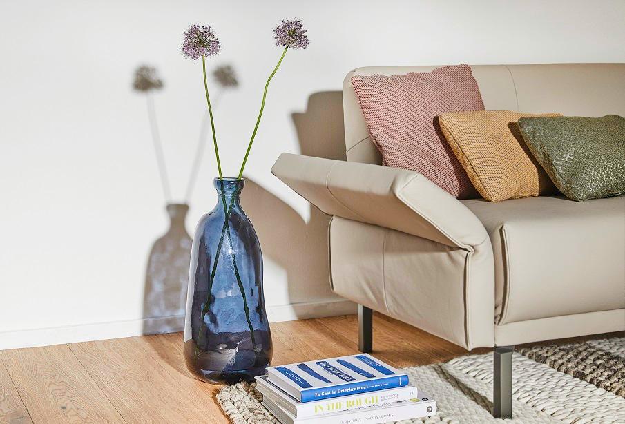 grand vase transparent bleu au sol