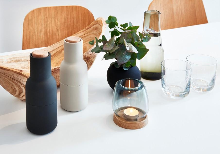 vase rond noir sur une table