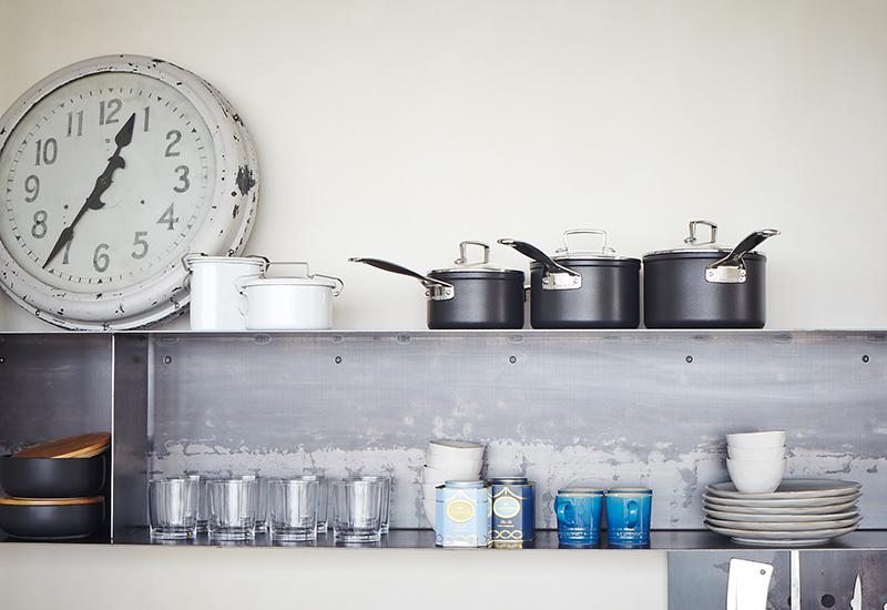 pendule de cuisine rétro posée sur étagère