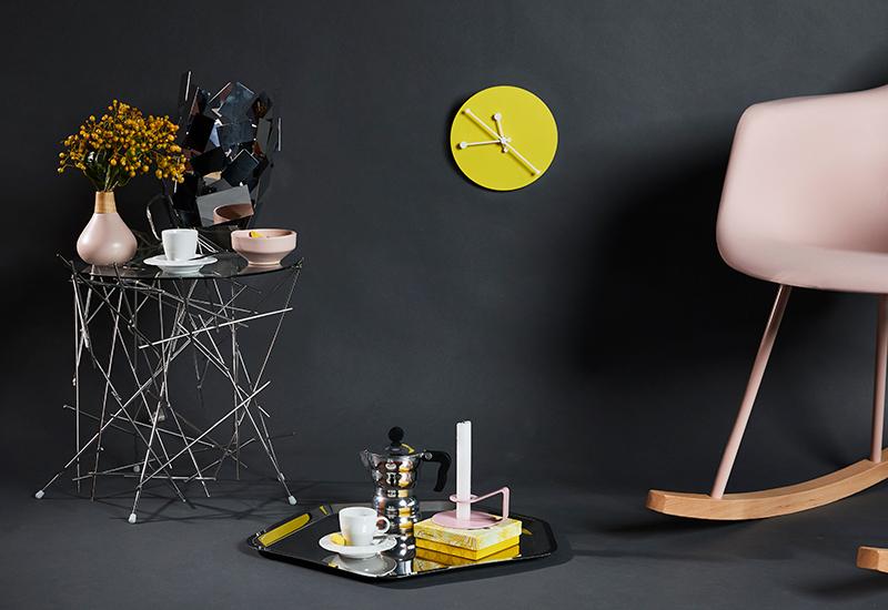 horloge design jaune accrochée au mur