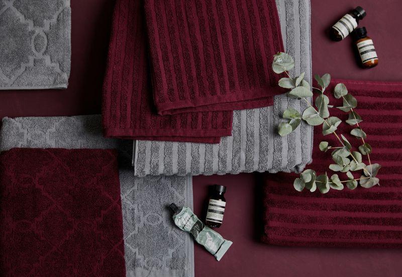 draps de bain bordeaux et gris