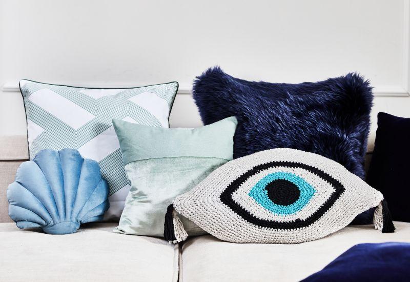 coussin coquillage dans une déco bleue
