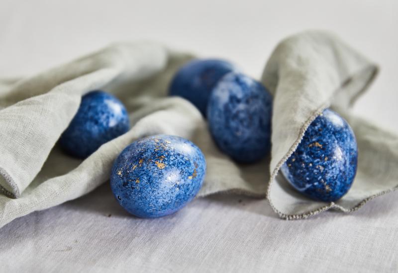 oeufs de paques bleu dans un torchon en lin