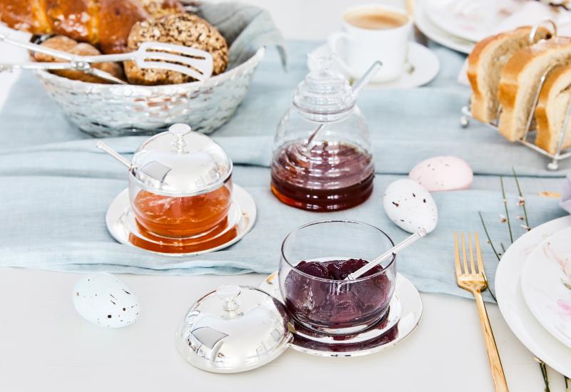 oeufs de paques decoratifs sur une table a manger