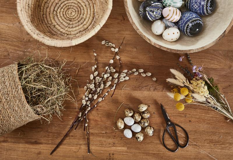 decoration de table de paques avec des materiaux naturels