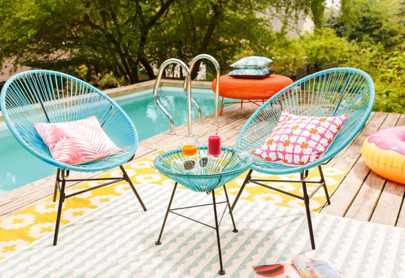 chaises de terrasse bleues en rotin
