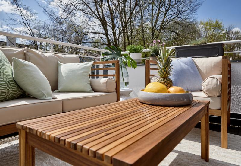 chaises et table d'extérieur en bois teck