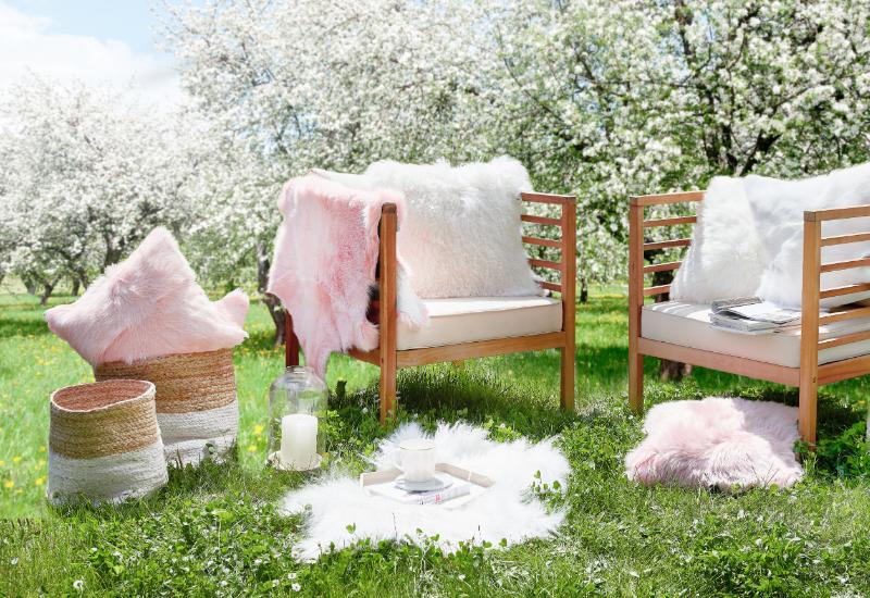 fauteuils de jardin en bois placés dans l'herbe