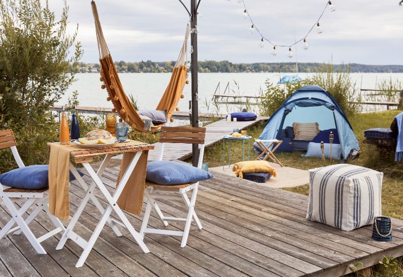 terrasse de camping au bord d'un lac