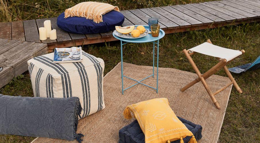 tabouret pliant de camping dans un espace de detente
