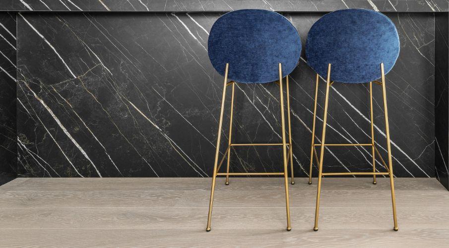 tabouret bleu de bar en velours