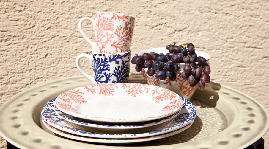 assiettes en porcelaine rouges et bleues