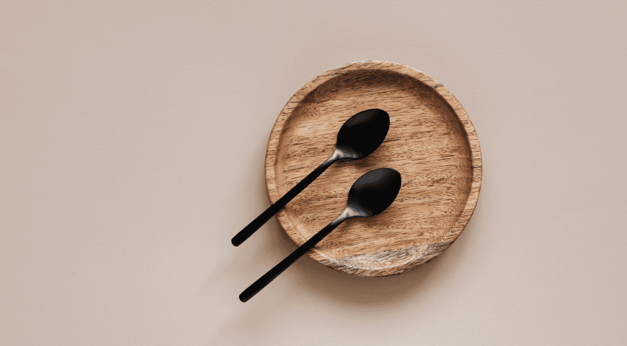 couverts noirs sur une assiette en bambou