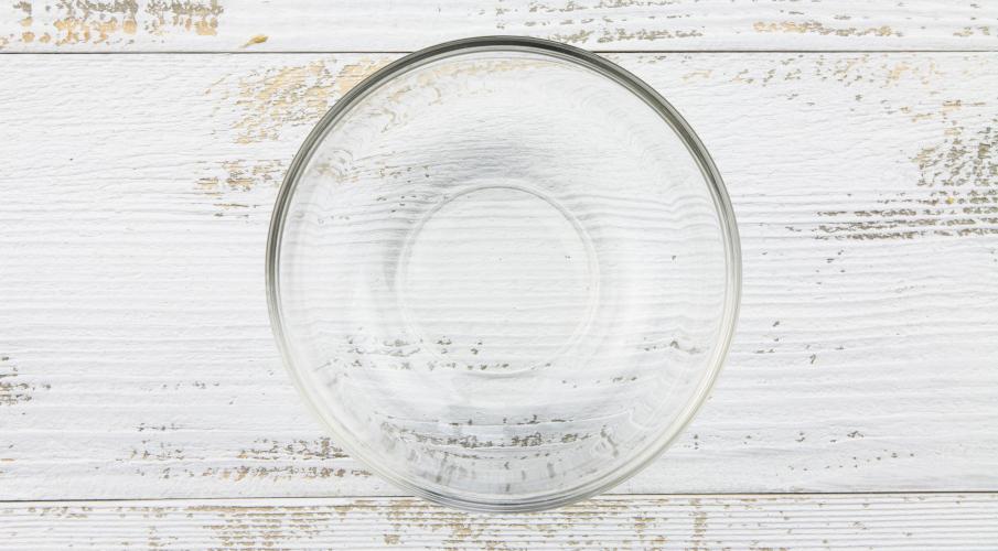 assiette transparente sur une table