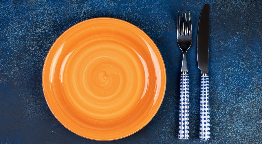 assiette orange avec une fourchette