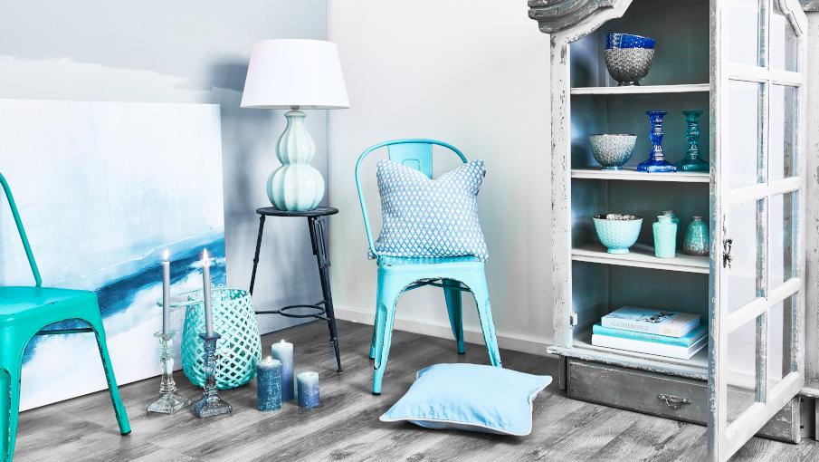 lampe bleue ciel dans un salon au style maritime