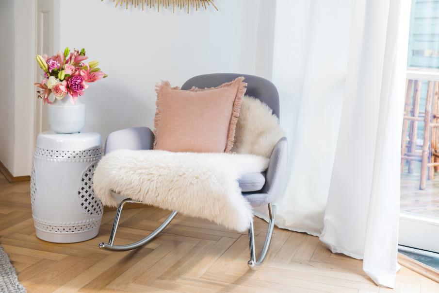coin avec un fauteuil au style scandinave