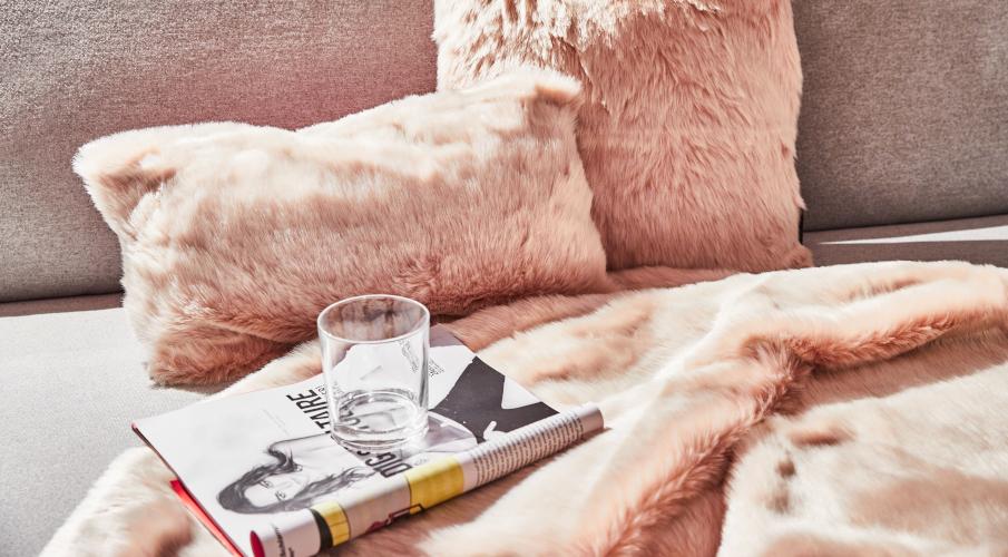 coussin design en fourrure