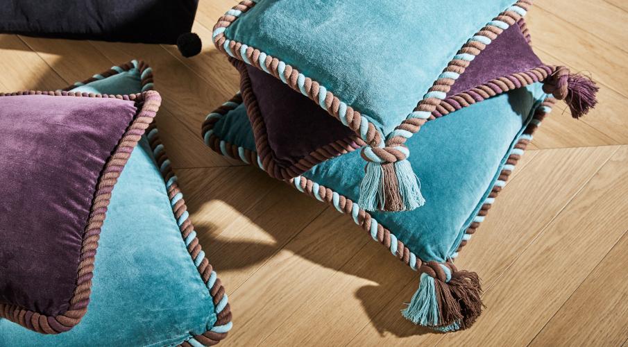 coussins en velours sur un parquet en bois