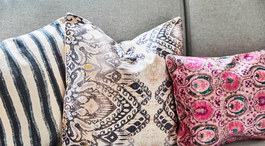 coussin vintage sur un canape gris
